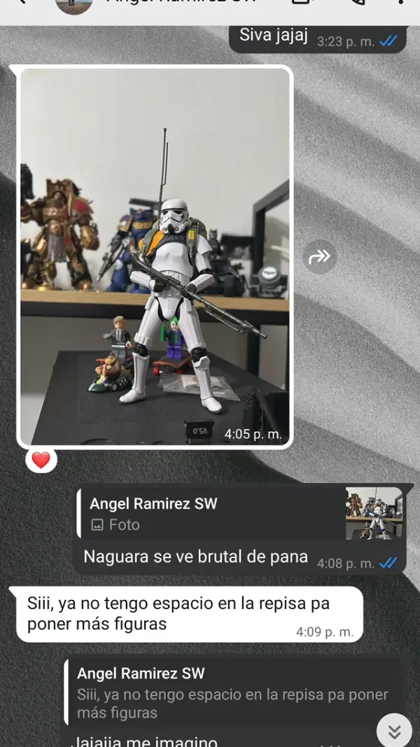 Cliente feliz recibiendo figura Star Wars importada a Venezuela